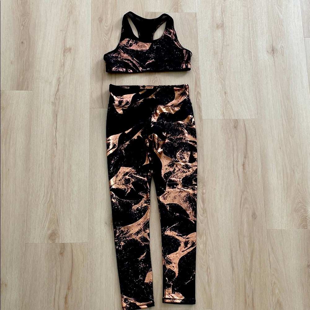 Old Navy Black and Gold Leggings with Abstract Design